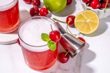 Kiraz ve limonlu alkollü kokteyl, tatlı yaz alkolü, kiraz suyu, votka ve kiraz limonlu garnitür.