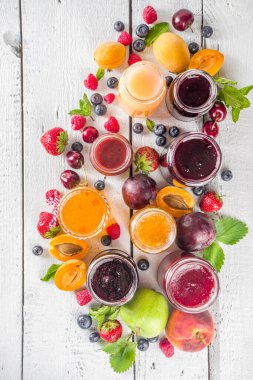 Böğürtlen ve meyve reçeli çeşitleri. Mevsimlik çeşitli yaz meyveleri, meyve reçeli, marmelat ve konfeksiyon setleri. Beyaz tahta arkaplan kopyalama alanı