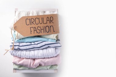 Kıyafet kiralama hizmetleri, çeşitli kadın, erkek ve çocuk kıyafetleri. Dairesel moda, sıfır sürdürülebilir yaşam tarzı konsepti, beyaz arka planda, alışveriş etiketli