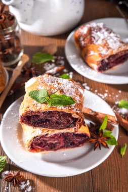 Ev yapımı sonbahar kirazlı turta, kuru üzüm, fıstık, bal, tarçın baharatları mutfak masasında fotokopi masasında. 