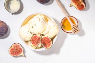 Lezzetli incirli dondurma, aromatik ve kremalı meyveli tatlı, baharatlı tatlı, porsiyonlu kâse, ahşap kaplama, bütün ve ince incir dilimleri, kopyalama alanı.