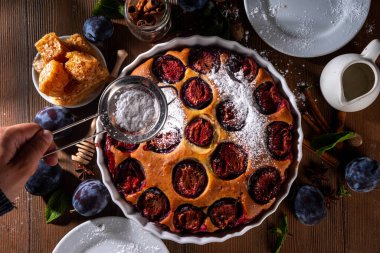 Sonbahar New York erik turtası, lezzetli tarçın baharatlı erik turtası rustik sıcacık ahşap arka planda turta, kopyalama alanı