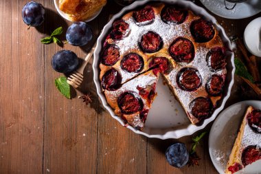 Sonbahar New York erik turtası, lezzetli tarçın baharatlı erik turtası rustik sıcacık ahşap arka planda turta, kopyalama alanı