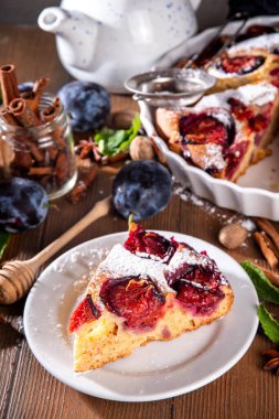 Sonbahar New York erik turtası, lezzetli tarçın baharatlı erik turtası rustik sıcacık ahşap arka planda turta, kopyalama alanı