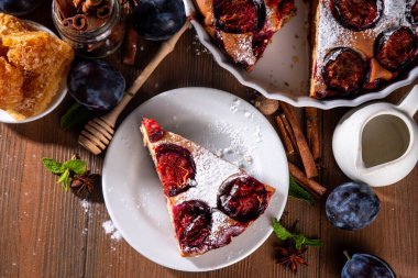 Sonbahar New York erik turtası, lezzetli tarçın baharatlı erik turtası rustik sıcacık ahşap arka planda turta, kopyalama alanı