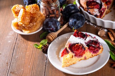 Sonbahar New York erik turtası, lezzetli tarçın baharatlı erik turtası rustik sıcacık ahşap arka planda turta, kopyalama alanı