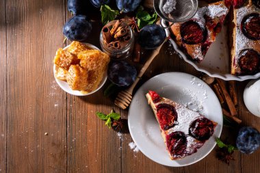 Sonbahar New York erik turtası, lezzetli tarçın baharatlı erik turtası rustik sıcacık ahşap arka planda turta, kopyalama alanı