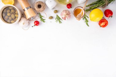 Yemek pişirme arka planı, yemek hazırlama yemeği, öğle yemeği masası taze malzemeler, baharatlar, baharatlar - limon, maydanoz, sarımsak, zeytinyağı, tuz ve biber, kopyalama alanı