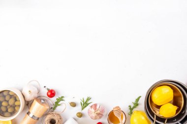 Yemek pişirme arka planı, yemek hazırlama yemeği, öğle yemeği masası taze malzemeler, baharatlar, baharatlar - limon, maydanoz, sarımsak, zeytinyağı, tuz ve biber, kopyalama alanı