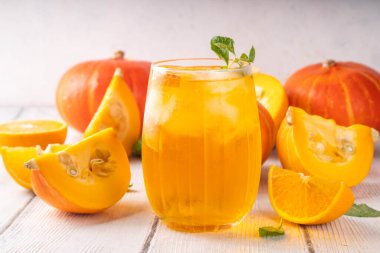 Balkabağı ve portakallı sonbahar limonata içeceği. Sonbahar için tatlı bir içecek Şükran Günü partisi, lezzetli meyve kokteyli veya margarita kokteyli.