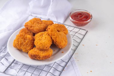 Geleneksel altın, kızarmış tavuk nuggetları, ketçap soslu..