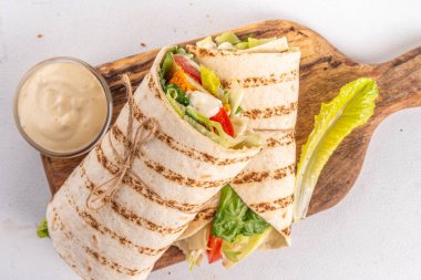 Kızarmış tavuk dürümü nugget, taze sebze ve tereyağlı çiftlik sosu sağlıklı dengeli sokak yemekleri, fotokopi alanı.