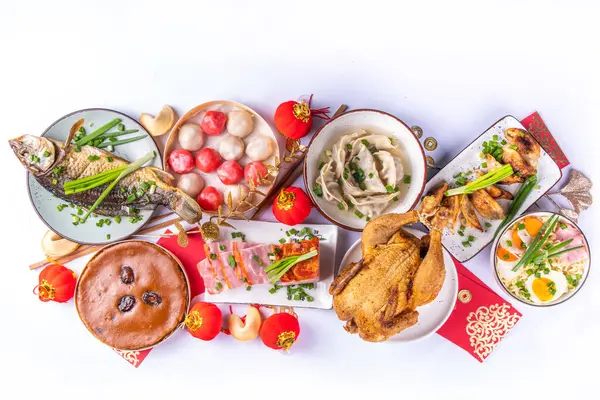 Geleneksel Çin Yeni Yıl yemeği masası, parti davetiyesi, menü geçmişi domuz eti, kızarmış balık, tavuk, pirinç köftesi, mantı, fal kurabiyesi, nian gao keki, erişte, Çin dekorasyonu.