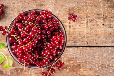 Ahşap masa fotokopi alanında çiğ organik frenk üzümü kasesi.