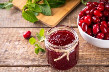 Cornelian kirazı, kızılcık reçeli ya da küçük kavanozda taze böğürtlenli marmelat, kopyalama alanı.