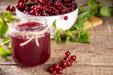 Organik kırmızı frenk üzümü reçeli ya da küçük kavanozda taze böğürtlenli marmelat.