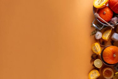 Balkabakları, dilimlenmiş balkabağı ya da tereyağı ezmesi ve çiğ otlarla yemek pişiriyor. Baharatlar turuncu kahverengi arka planda, kesme tahtası, otlar, bal. Şükran Günü yemeği mevsimlik yemek