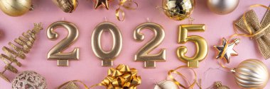 Mutlu Noeller ve mutlu yıllar 2025 altın takı, noel ağacı topları ve süslemeleri, hediye yayı, yılan, 2025 altın mum numarası, düz görünüm fotokopi alanı
