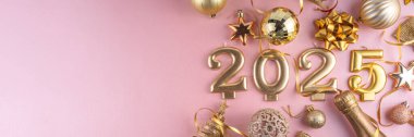 Mutlu Noeller ve mutlu yıllar 2025 altın takı, noel ağacı topları ve süslemeleri, hediye yayı, yılan, 2025 altın mum numarası, düz görünüm fotokopi alanı