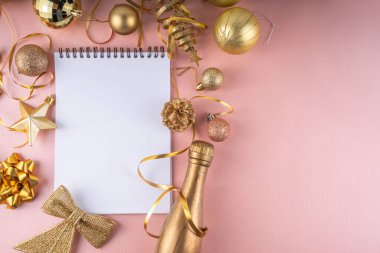 Yeni Yıl Kararları, Yapılacaklar Listesi, Dilek Listesi, Noel süsleri ve dekorasyonlu bir defter. Yeni Yıl Hedefleri Listesi, Yeni Yıl Planı Hedefleri ve Kararları Belirleme. Düz metin kopyalama alanı