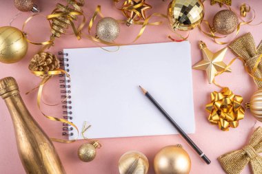 Yeni Yıl Kararları, Yapılacaklar Listesi, Dilek Listesi, Noel süsleri ve dekorasyonlu bir defter. Yeni Yıl Hedefleri Listesi, Yeni Yıl Planı Hedefleri ve Kararları Belirleme. Düz metin kopyalama alanı