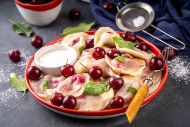 Geleneksel Batı Avrupa Kirazlı Hamur köfteleri, Ukraynalı Ukraynalı, Polonya vejetaryen Kirazlı Pierogi, Tatlı Meyveli Vareniki, ekşi kremalı ve şekerli ravioli