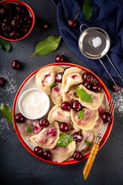 Geleneksel Batı Avrupa Kirazlı Hamur köfteleri, Ukraynalı Ukraynalı, Polonya vejetaryen Kirazlı Pierogi, Tatlı Meyveli Vareniki, ekşi kremalı ve şekerli ravioli