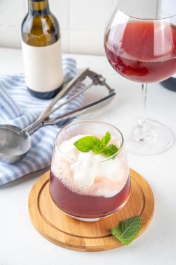 Şarap Dondurma Kokteyli, vanilyalı dondurma kepçeli kırmızı şarap soğuk içecek, beyaz mutfak arka planı, kopyalama alanı