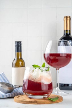Şarap Dondurma Kokteyli, vanilyalı dondurma kepçeli kırmızı şarap soğuk içecek, beyaz mutfak arka planı, kopyalama alanı