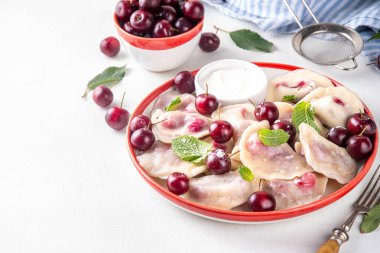 Geleneksel Batı Avrupa Kirazlı Hamur köfteleri, Ukraynalı Ukraynalı, Polonya vejetaryen Kirazlı Pierogi, Tatlı Meyveli Vareniki, ekşi kremalı ve şekerli ravioli