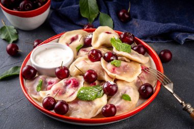 Geleneksel Batı Avrupa Kirazlı Hamur köfteleri, Ukraynalı Ukraynalı, Polonya vejetaryen Kirazlı Pierogi, Tatlı Meyveli Vareniki, ekşi kremalı ve şekerli ravioli