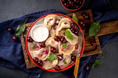 Geleneksel Batı Avrupa Kirazlı Hamur köfteleri, Ukraynalı Ukraynalı, Polonya vejetaryen Kirazlı Pierogi, Tatlı Meyveli Vareniki, ekşi kremalı ve şekerli ravioli