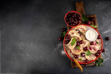 Geleneksel Batı Avrupa Kirazlı Hamur köfteleri, Ukraynalı Ukraynalı, Polonya vejetaryen Kirazlı Pierogi, Tatlı Meyveli Vareniki, ekşi kremalı ve şekerli ravioli