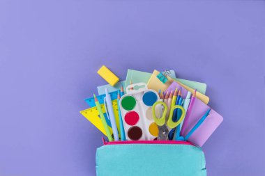 Okula dönmek, okul kermesi, okul aksesuarları satış geçmişi. Okul malzemeleriyle parlak renk arkaplanı, çanta, not defterleri, kalemler, kitaplar, kalem standı, sırt çantası, kalem kutusu kopya alanı