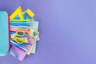 Okula dönmek, okul kermesi, okul aksesuarları satış geçmişi. Okul malzemeleriyle parlak renk arkaplanı, çanta, not defterleri, kalemler, kitaplar, kalem standı, sırt çantası, kalem kutusu kopya alanı