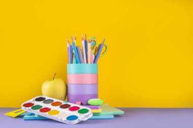 Okula dönmek, okul kermesi, okul aksesuarları satış geçmişi. Okul malzemeleriyle parlak renk arkaplanı, çanta, not defterleri, kalemler, kitaplar, kalem standı, sırt çantası, kalem kutusu kopya alanı