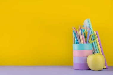 Okula dönmek, okul kermesi, okul aksesuarları satış geçmişi. Okul malzemeleriyle parlak renk arkaplanı, çanta, not defterleri, kalemler, kitaplar, kalem standı, sırt çantası, kalem kutusu kopya alanı