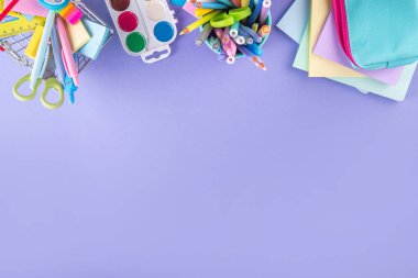 Okula dönmek, okul kermesi, okul aksesuarları satış geçmişi. Okul malzemeleriyle parlak renk arkaplanı, çanta, not defterleri, kalemler, kitaplar, kalem standı, sırt çantası, kalem kutusu kopya alanı