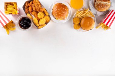Fast food servis menüsünde çeşitli hamburgerler, cheeseburger, nugget, patates kızartması, gazlı içecek. Ivır zıvır sağlıksız fast food, düşük besinli Ultra işlenmiş gıda, yüksek kalori değeri