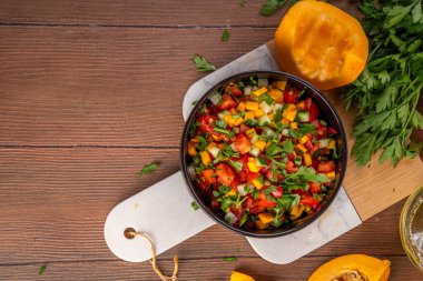 Sonbahar balkabağı ve sebze salsası. Meksika kabağı, taze sebze ve mısır salatası. Sağlıklı vejetaryen yemekleri, kopyalama alanı