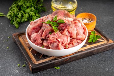 Dana eti, kırmızı et dilimlenmiş gulaş, otlar, baharatlar, zeytin yağı ve baharatlar, yemek pişirme arka planı fotokopi alanı.