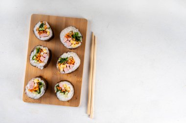 Gimbap veya kimbap, Kore dürümü, geleneksel yemek. Jambon, sebze ve marullu ev yapımı kimbap rulosu.