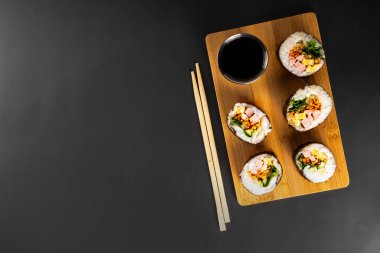 Gimbap veya kimbap, Kore dürümü, geleneksel yemek. Jambon, sebze ve marullu ev yapımı kimbap rulosu.