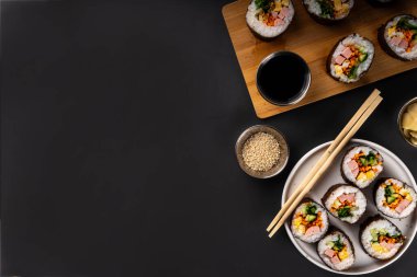 Gimbap veya kimbap, Kore dürümü, geleneksel yemek. Jambon, sebze ve marullu ev yapımı kimbap rulosu.