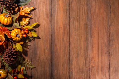 Şükran Günü güz tatili arka planı, sonbahar yaprakları, çiçek ve balkabağı arka planı, kopyalama alanı