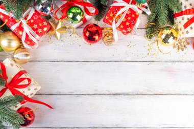 Noel ve yeni yıl tebrik kartı geçmişi, bayram kurdeleli hediye kutuları, noel ağacı dalları, altın, kırmızı, yeşil bayram dekoru, takılar ve kostüm ağacı topları, üst görünüm kopyalama alanı