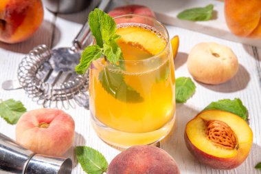 Şeftalili mojito ya da limonatalı soğuk meyve suyu, yaz buzlu meyve suyu nane ve limonlu moktail, beyaz ahşap masa.