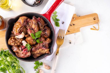 Kızarmış tavuk, hindi, ördek, kümes hayvanı ciğeri, fırında pişmiş et, sebzeli ve baharatlı et yemeği, kümes hayvanları karaciğeri akşam yemeği, fotokopi alanı.