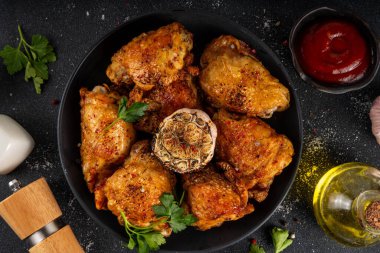 Izgara bbq kavrulmuş baharatlı tavuk budu ketçap sosu ve baharat, ev yapımı barbekü küsü bacakları... 