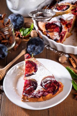 Sonbahar New York erik turtası, lezzetli tarçın baharatlı erik turtası rustik sıcacık ahşap arka planda turta, kopyalama alanı